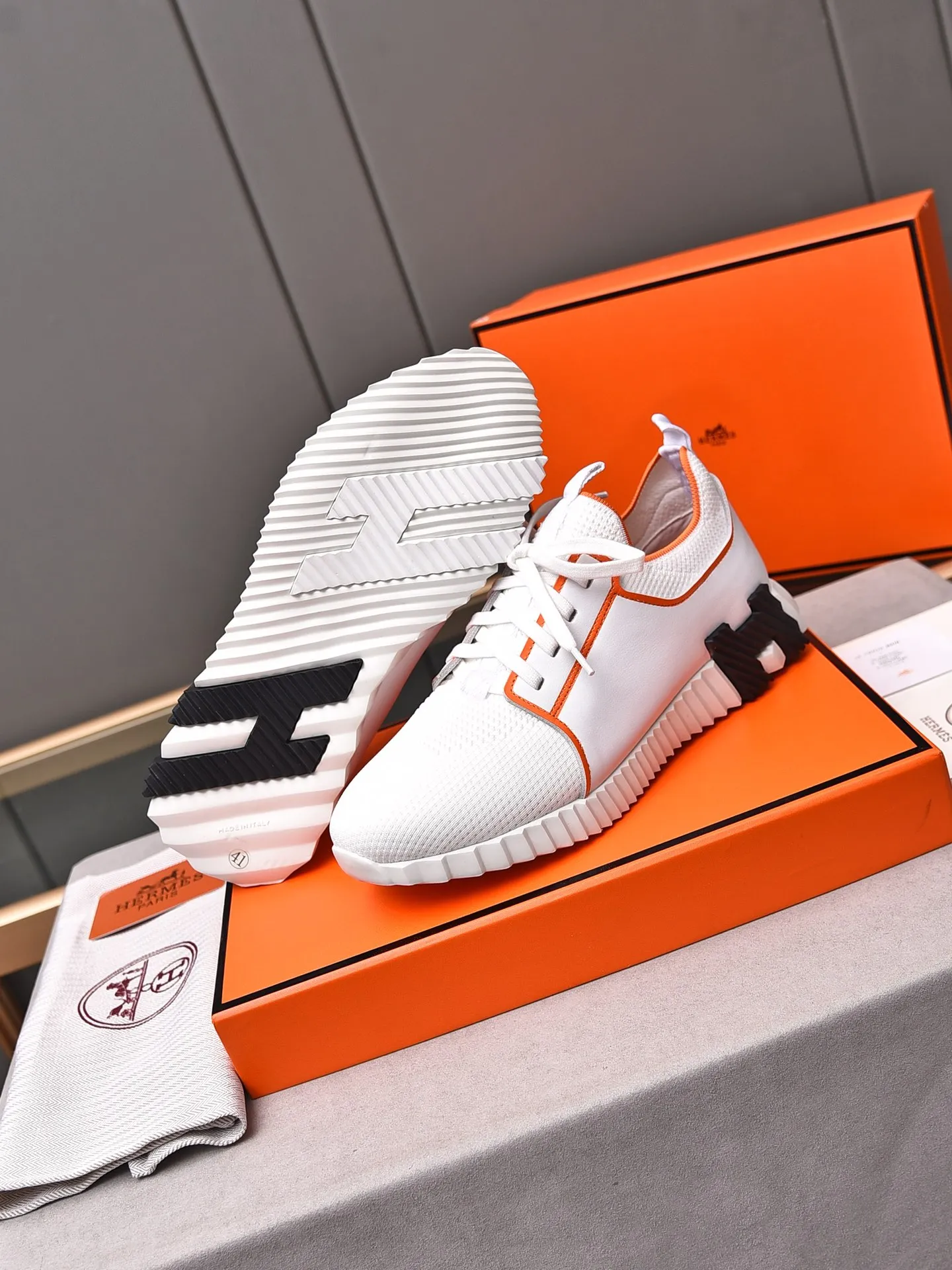 Factory price PP600 [Hermes] fe new arrival~ New Bouncing sneakers are the most comfortable shoes from Hermès, no one else⃣️. They are very light on the feet and look great. You won’t feel tired even when you go shopping and running around. 👍 Very light and comfortable, very light, suitable for both sports and leisure, and feel great when you step on them! It’s up to you to choose, there’s always what you want~ ✔️Fabric: Imported first-layer cowhide + high-elastic fly weave ✔️Inner lining: Imported water-dyed cow lining ✔️Outsole: Seamless combination of IP+TPU (multi-color letters) German technology irradiation machine ✔️Code number: Male 38-44 (45 customized)